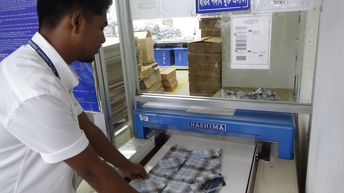 Automated needle detector in use